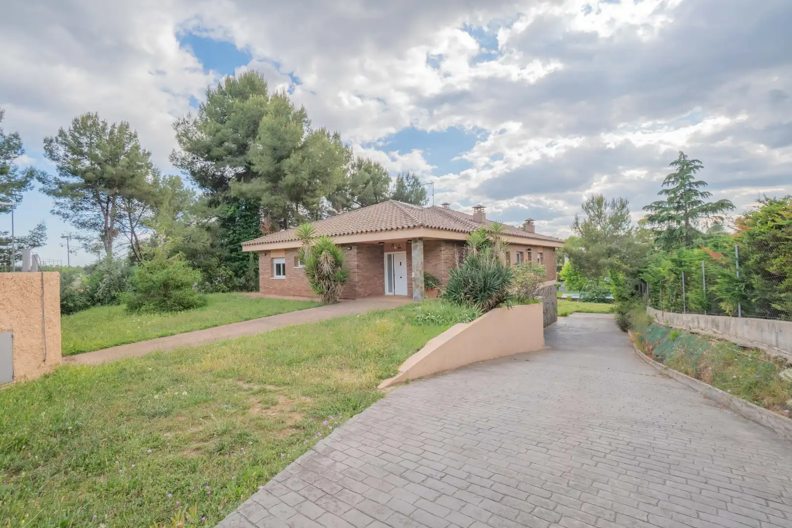 Vista exterior de Casa o xalet en venda en Sabadell amb Aire condicionat, Calefacció i Jardí privat