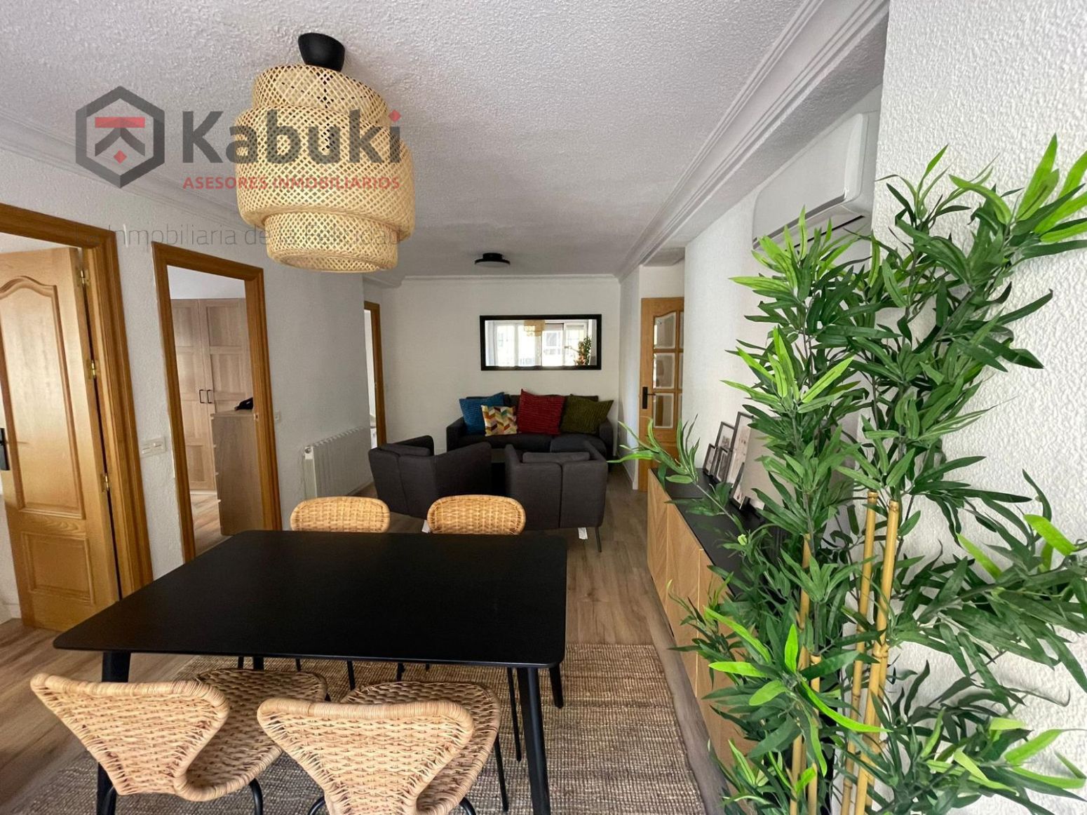 Living room of Flat to rent in  Granada Capital  with Air Conditioner, Heating and Parquet flooring