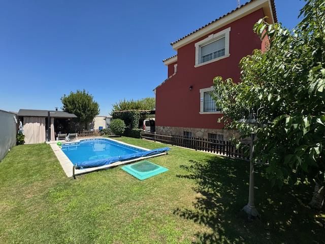 Piscina de Casa o xalet en venda en Galápagos amb Calefacció, Jardí privat i Piscina