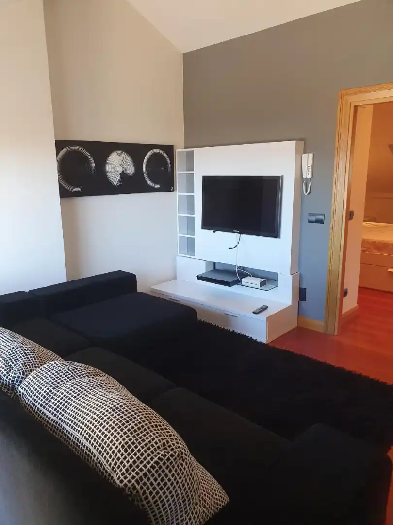 Sala d'estar de Casa adosada en venda en Vigo  amb Calefacció, Jardí privat i Moblat