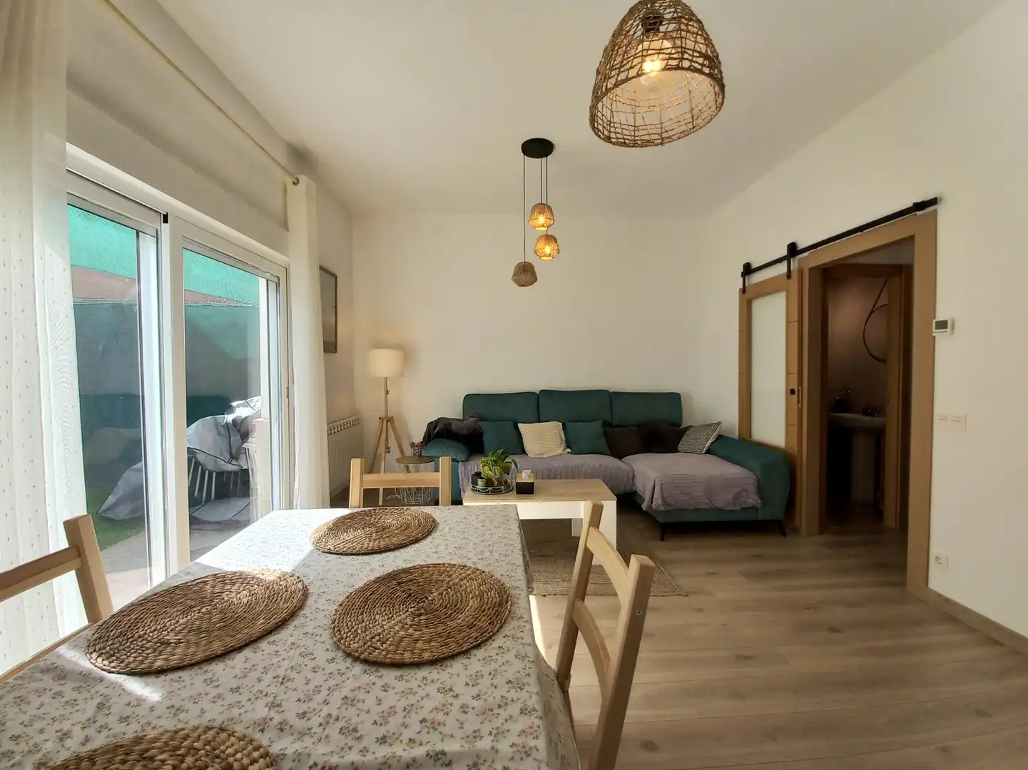 Sala d'estar de Casa adosada en venda en Modúbar de la Emparedada amb Calefacció, Jardí privat i Terrassa