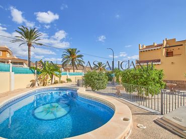 Villa con balcone in vendita a Avenida ORIOLA