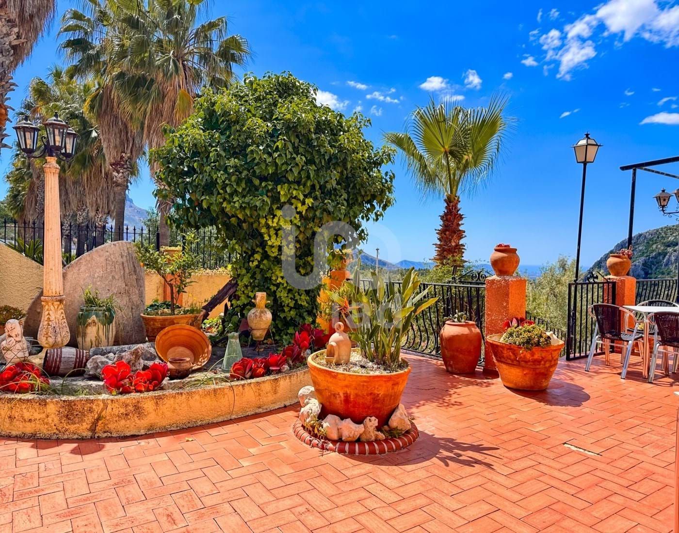 Jardí de Local en venda en Tàrbena