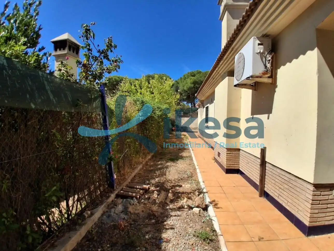 Vista exterior de Casa adosada en venda en El Portil amb Piscina comunitària