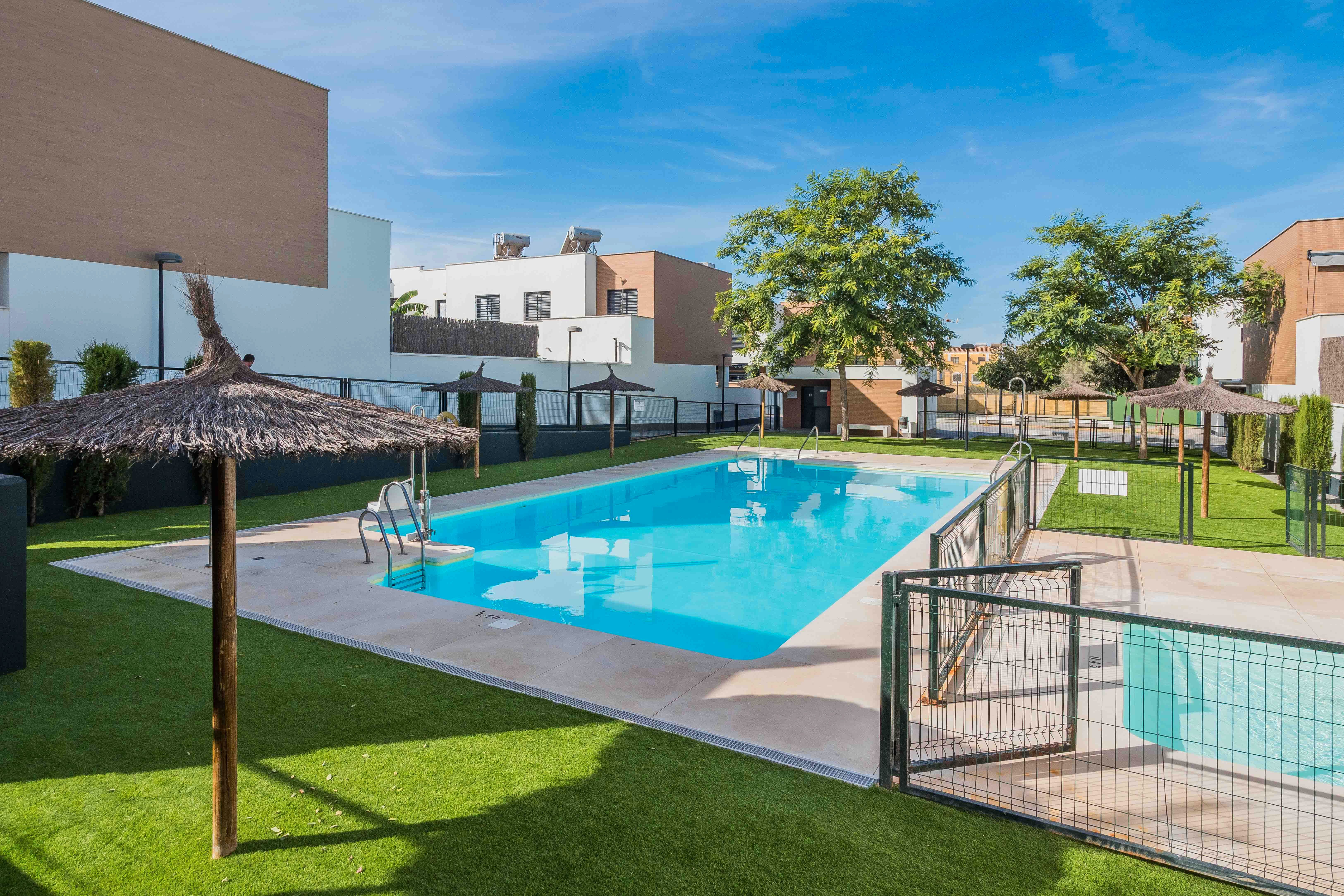 Piscina de Casa adosada en venda en Dos Hermanas amb Piscina comunitària