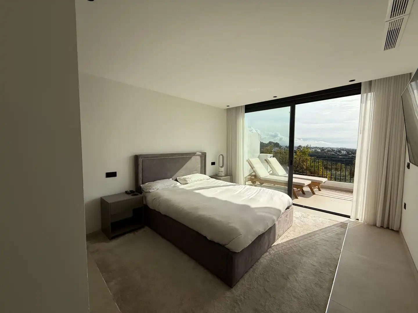 Habitación de Casa adosada en venta en Benahavís con Aire acondicionado, Jardín privado y Terraza