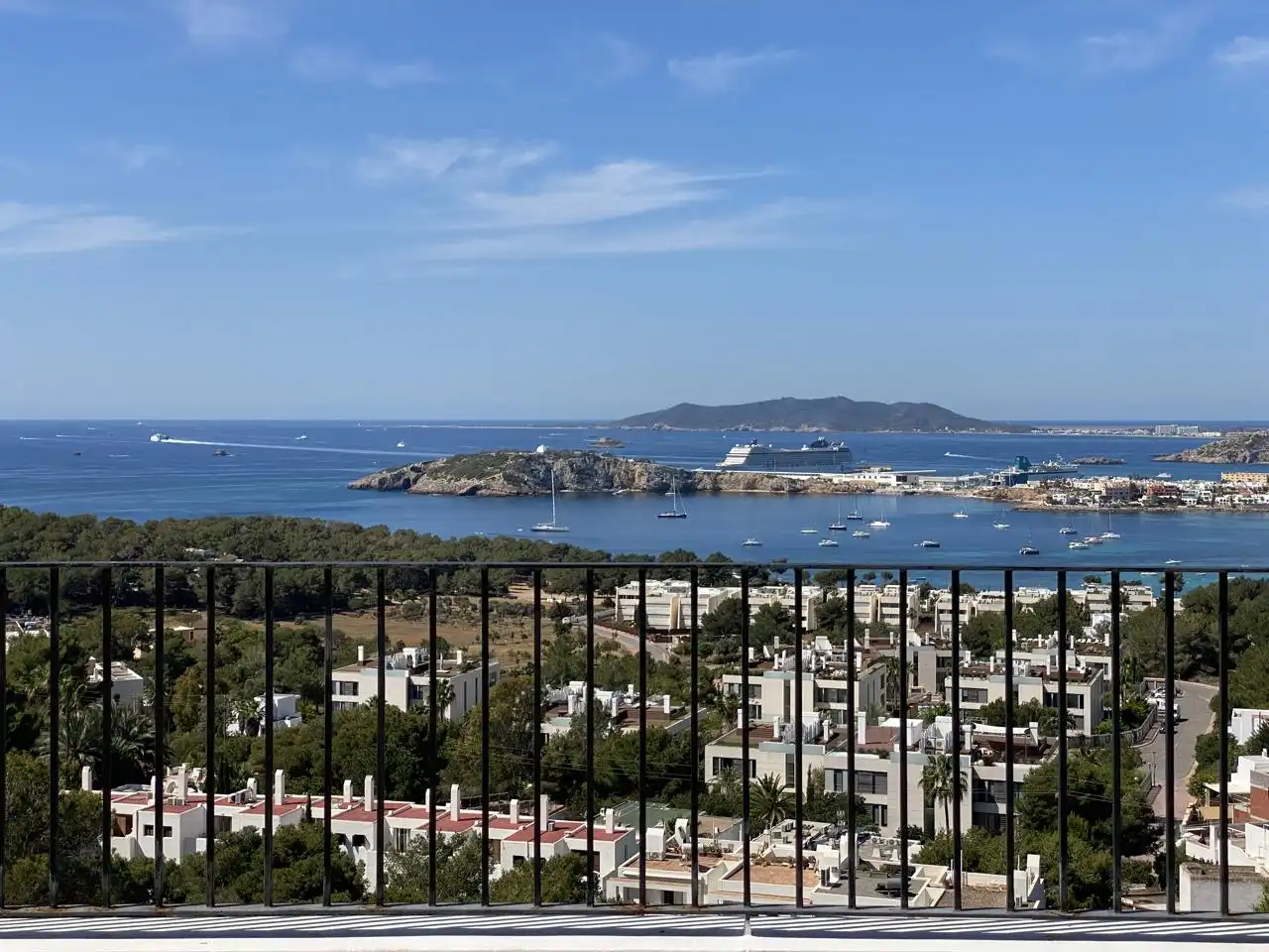 Vista exterior de Casa o chalet de alquiler en Santa Eulària des Riu con Aire acondicionado, Terraza y Piscina