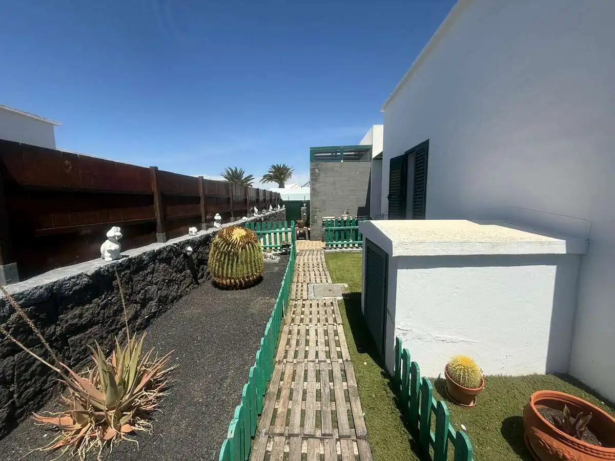 Vista exterior de Casa o xalet en venda en Teguise amb Jardí privat, Terrassa i Forn
