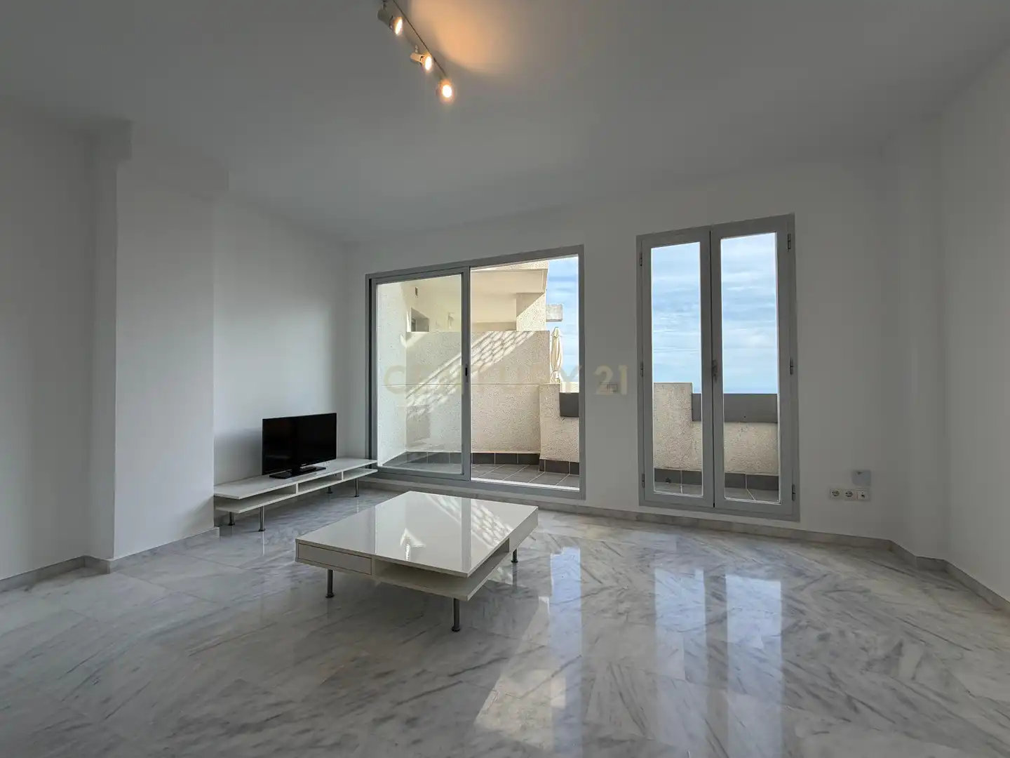 Sala d'estar de Apartament de lloguer en Mijas amb Aire condicionat, Jardí privat i Traster