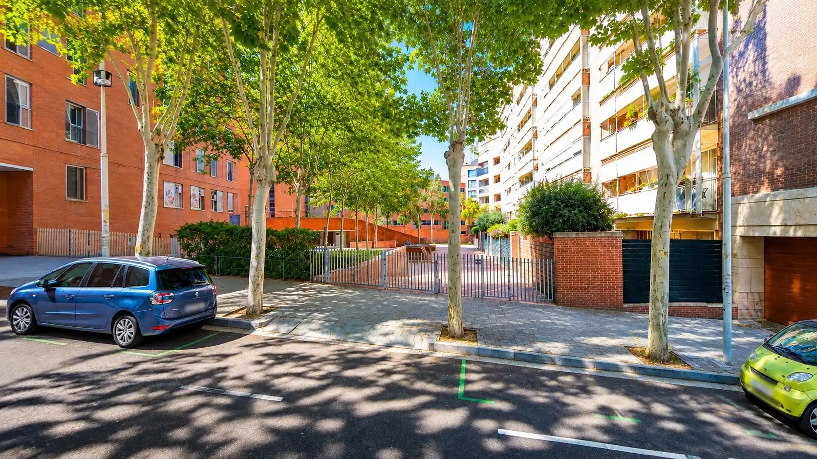 Vista exterior de Garatge en venda en Barcelona