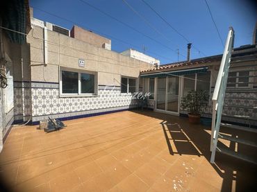 Piso con balcón en venta en Calle Calle del Lirio