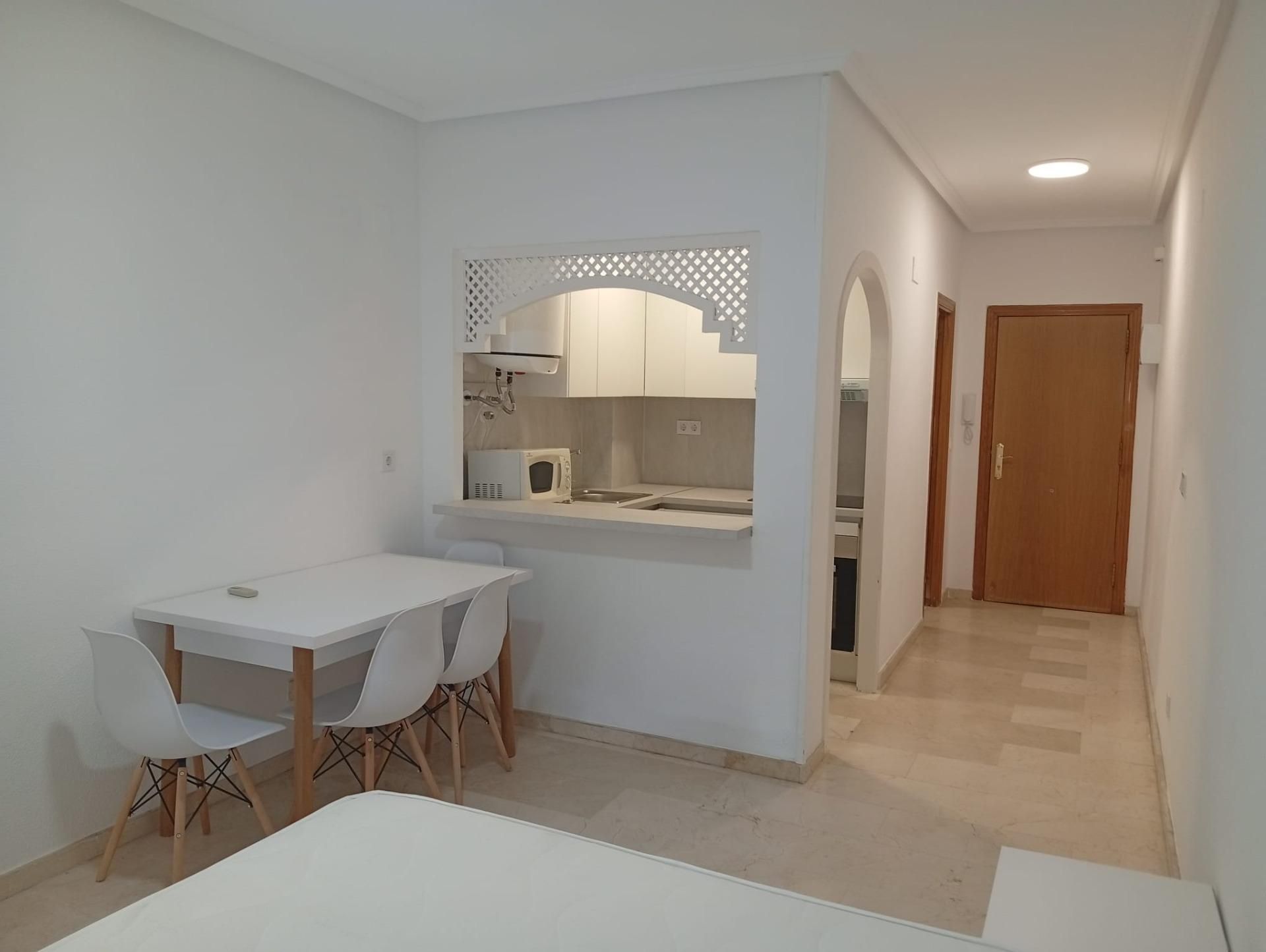 Cuina de Apartament de lloguer en Torrevieja amb Aire condicionat i Balcó
