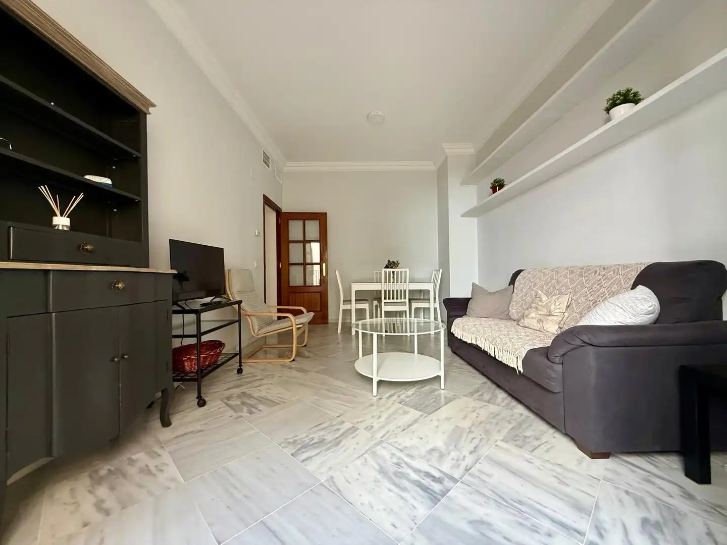 Living room of Flat for rent in Sevilla  with Air Conditioner, Heating and Furnished