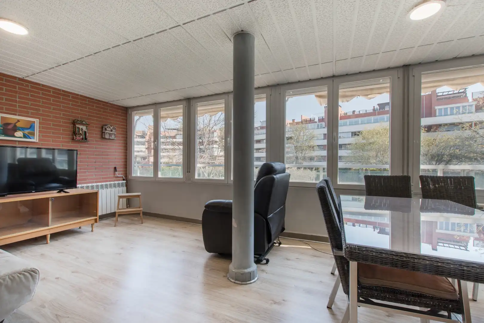 Sala d'estar de Pis en venda en La Moraleja amb Aire condicionat, Calefacció i Jardí privat