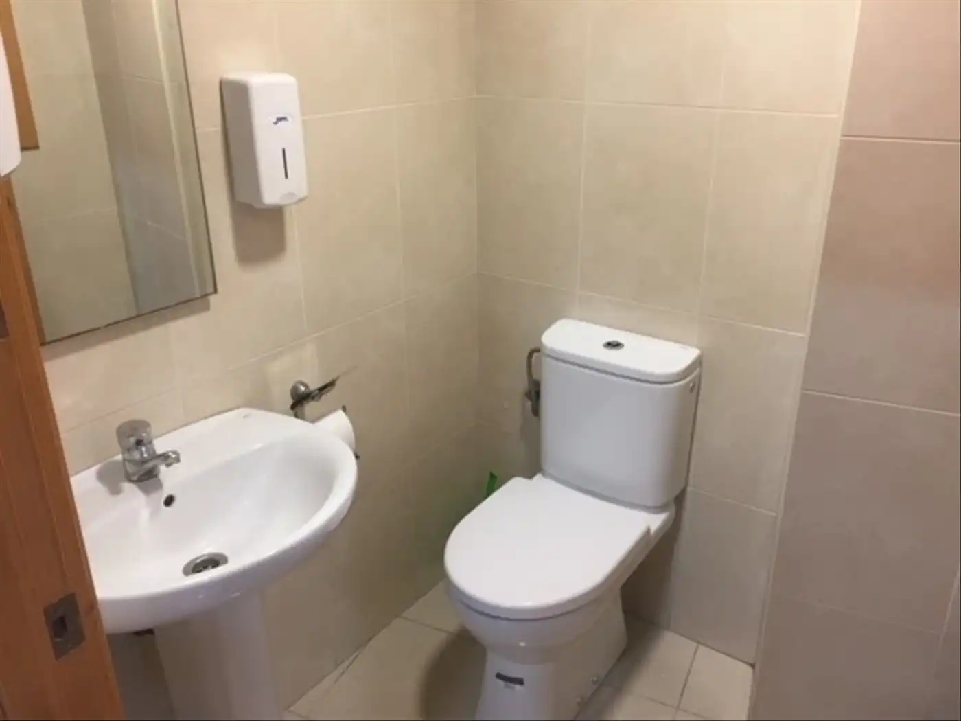 Baño de Local en traspaso en Manresa con Aire acondicionado, Calefacción y Amueblado