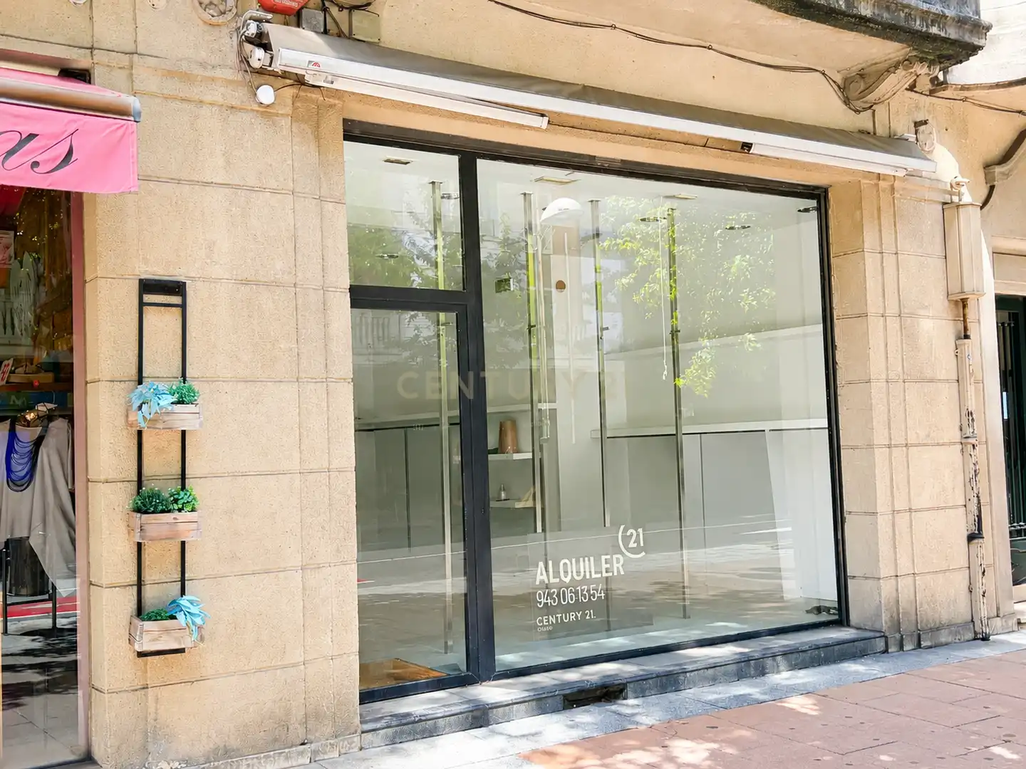 Commercial properties for rent in Irun   with Air Conditioner and Alarm