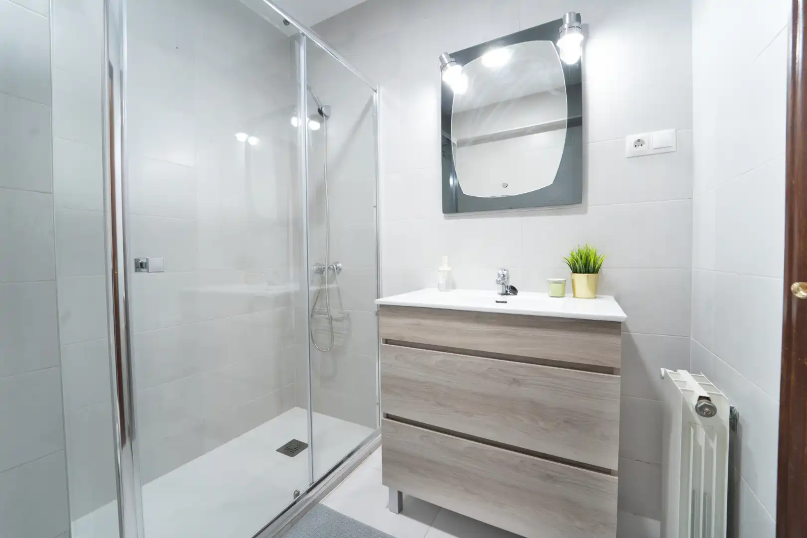 Room in Avenida del Cardenal Herrera Oria, 248, Peñagrande