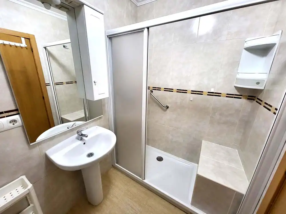 Baño de Piso de alquiler en Vigo  con Calefacción, Trastero y Amueblado