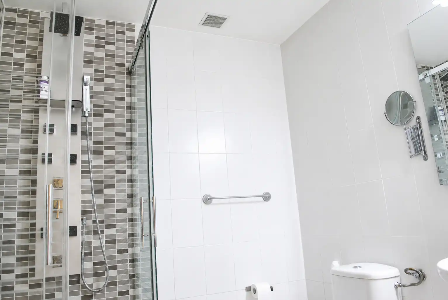 Badezimmer von Einfamilien-Reihenhaus zum Verkauf in Valdemorillo mit Privatgarten, Terrasse und Abstellraum