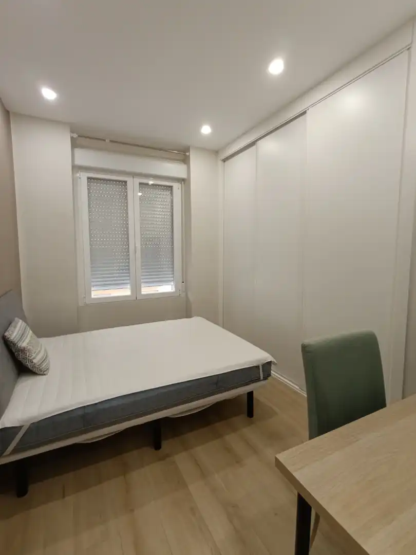 Dormitori de Pis de lloguer en Madrid amb Calefacció, Parquet i Moblat