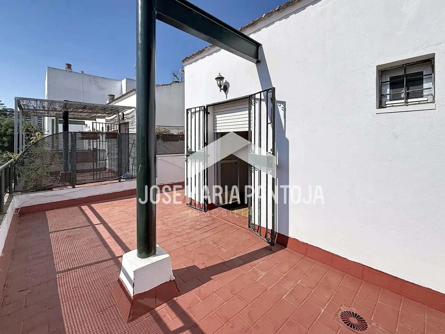 Vista exterior de Casa adosada en venda en Jerez de la Frontera amb Aire condicionat, Calefacció i Terrassa