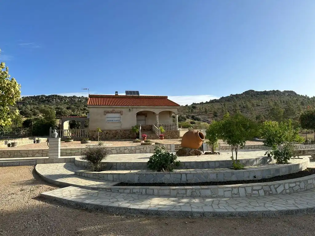 Vista exterior de Casa o xalet en venda en Magacela amb Jardí privat, Terrassa i Piscina