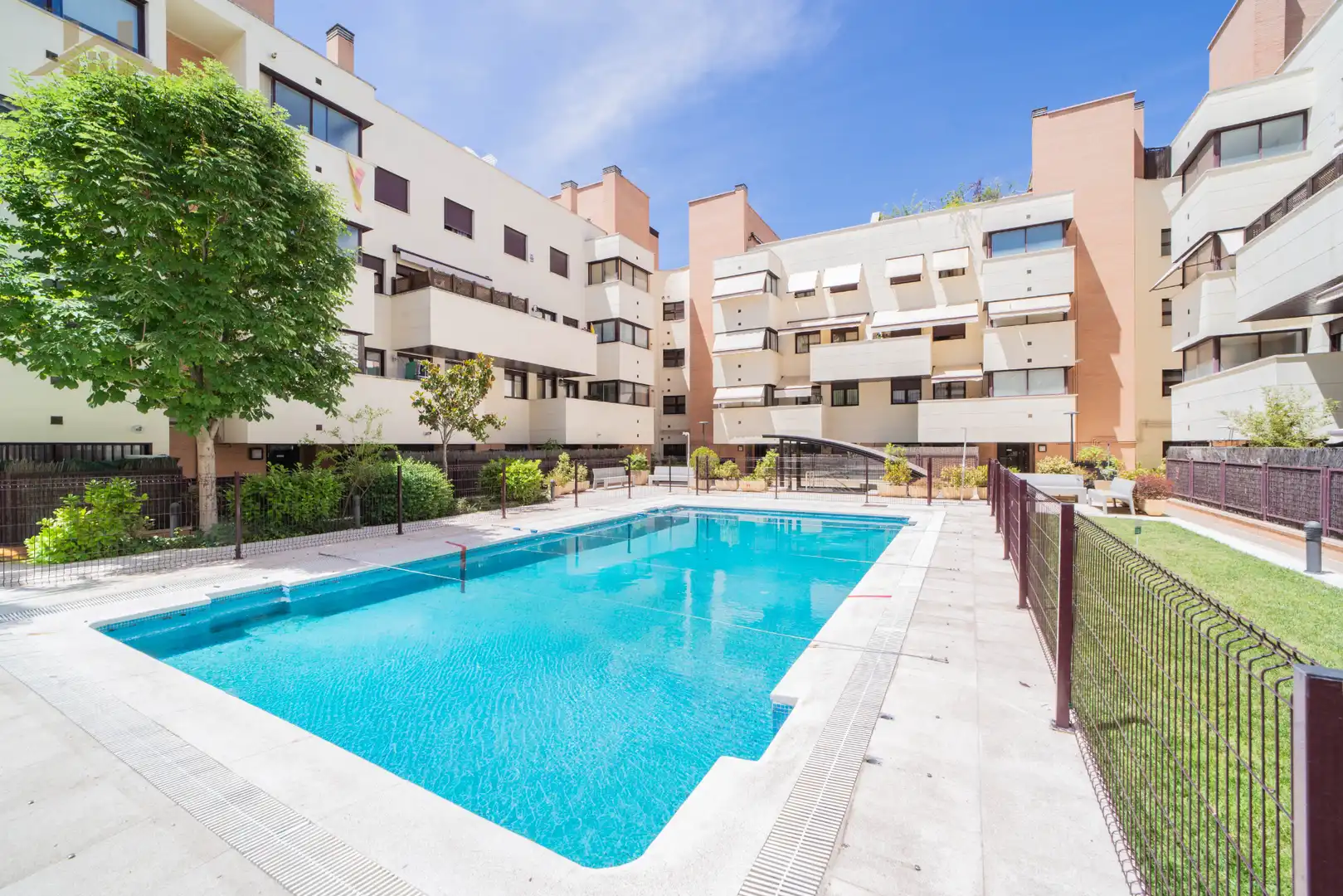 Swimming pool of Flat for sale in Madrid  with Air Conditioner, Heating and Terrace