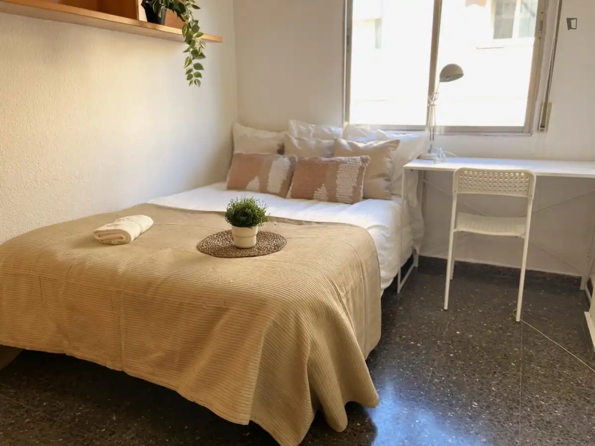 Habitación de Apartamento para compartir en Valencia con Amueblado, Horno y Lavadora