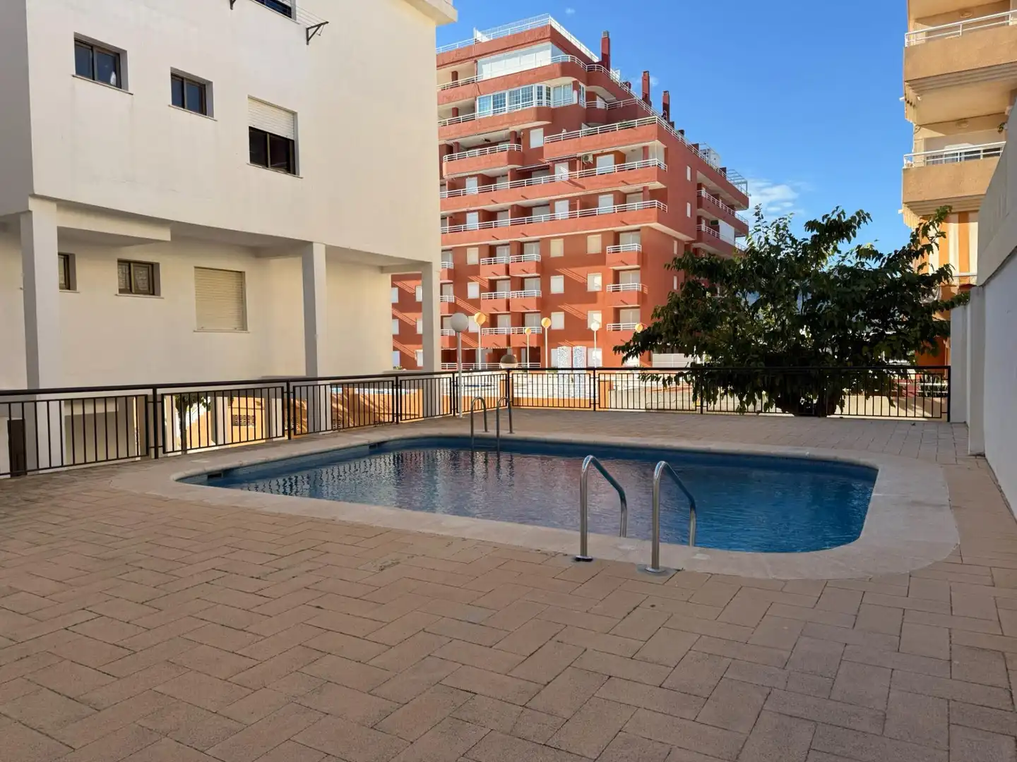 Piscina de Local en venta en Tavernes de la Valldigna