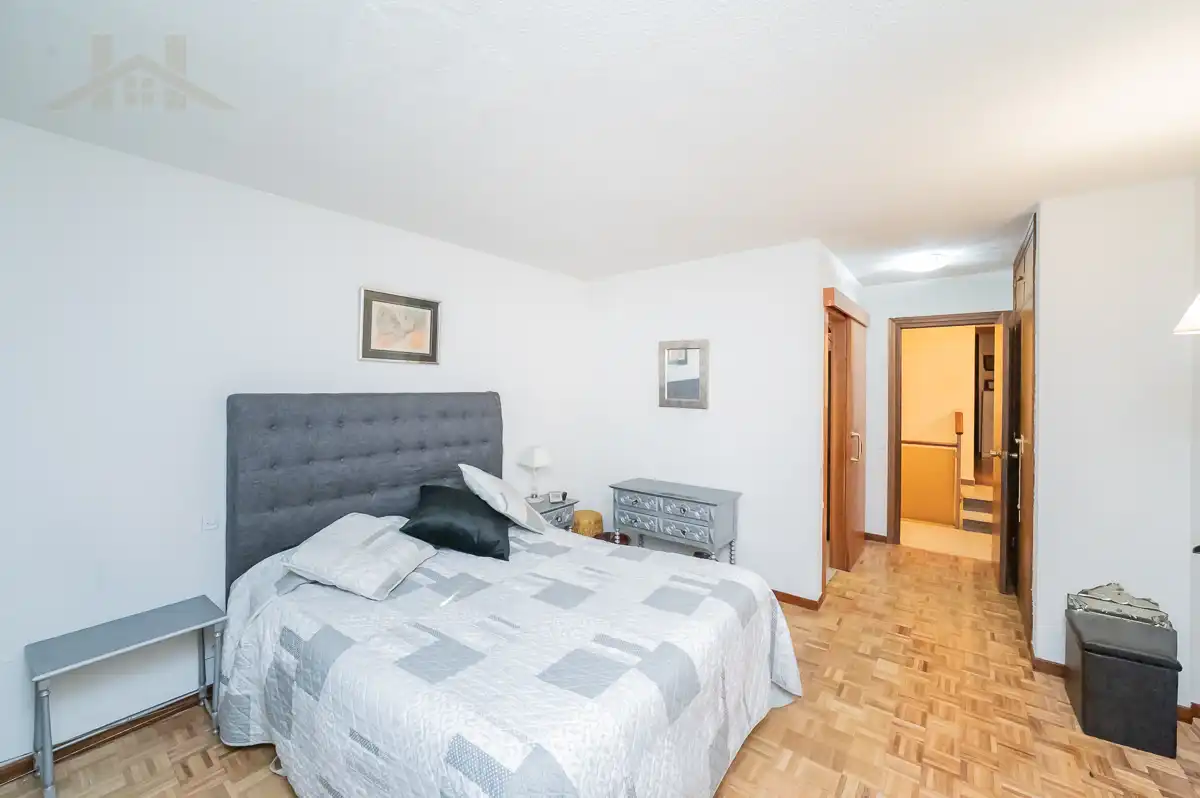 Habitación de Casa adosada en venta en Pozuelo de Alarcón con Aire acondicionado, Calefacción y Terraza