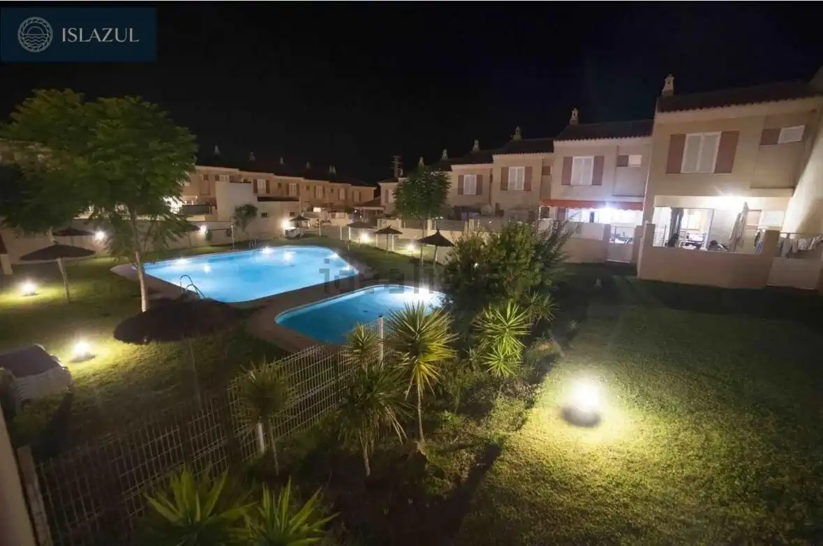 Piscina de Casa adosada en venda en Isla Cristina amb Jardí privat, Terrassa i Moblat