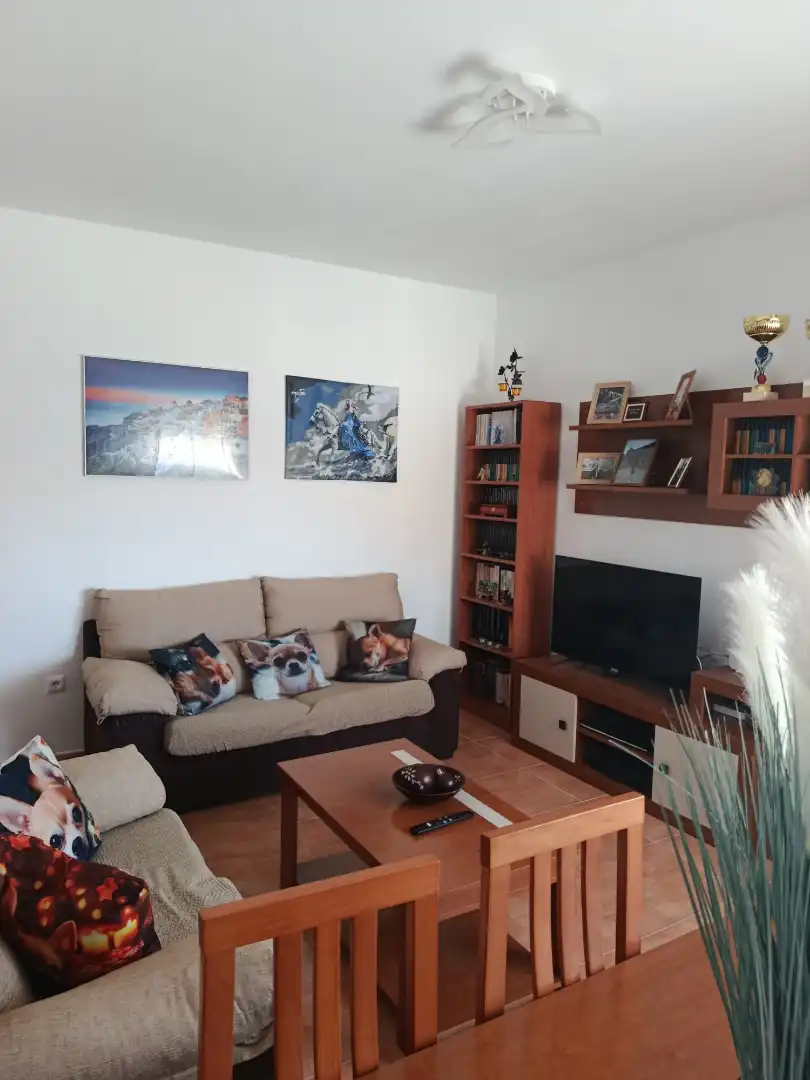Sala d'estar de Casa adosada en venda en Mota del Cuervo amb Calefacció, Terrassa i Moblat