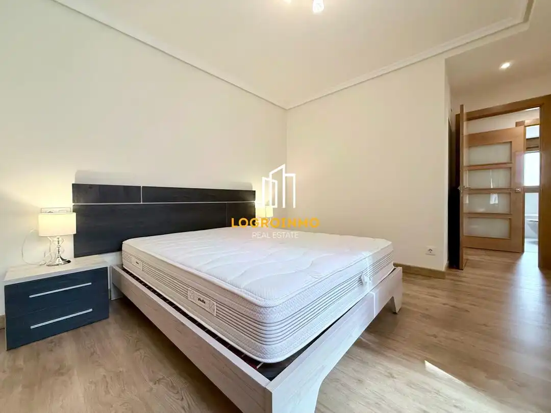 Habitación de Piso de alquiler en  Logroño con Aire acondicionado, Calefacción y Parquet
