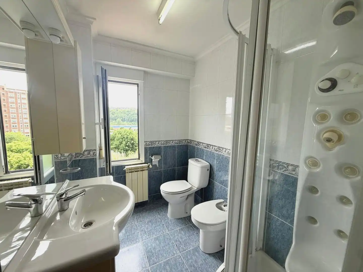 Badezimmer von Wohnung zum Verkauf in Avilés mit Heizung und Möbliert