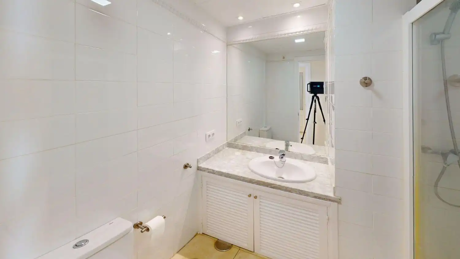 Bathroom of Flat for rent in Sevilla  with Air Conditioner, Heating and Storage room