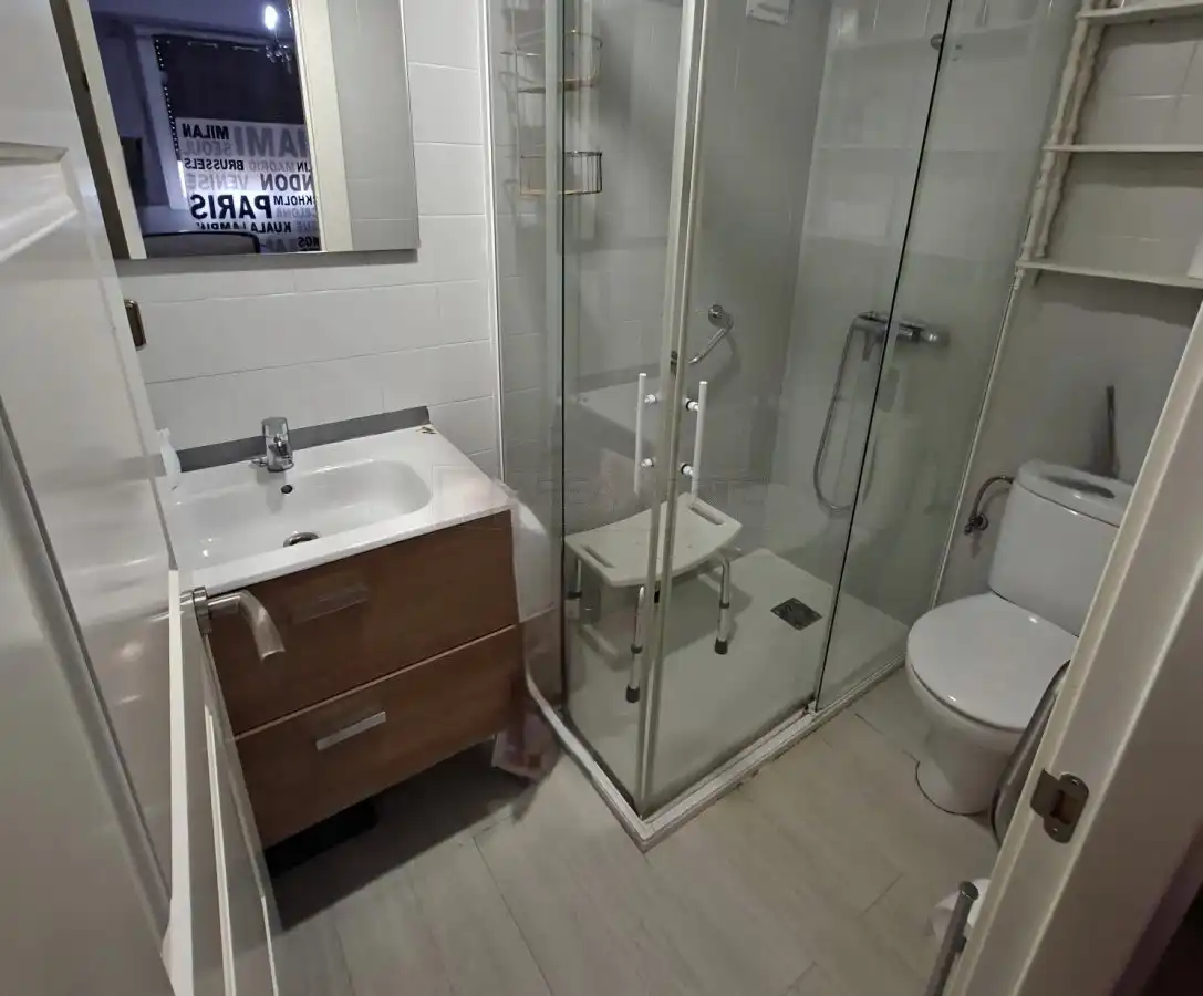 Bathroom of Flat for sale in Lovaina