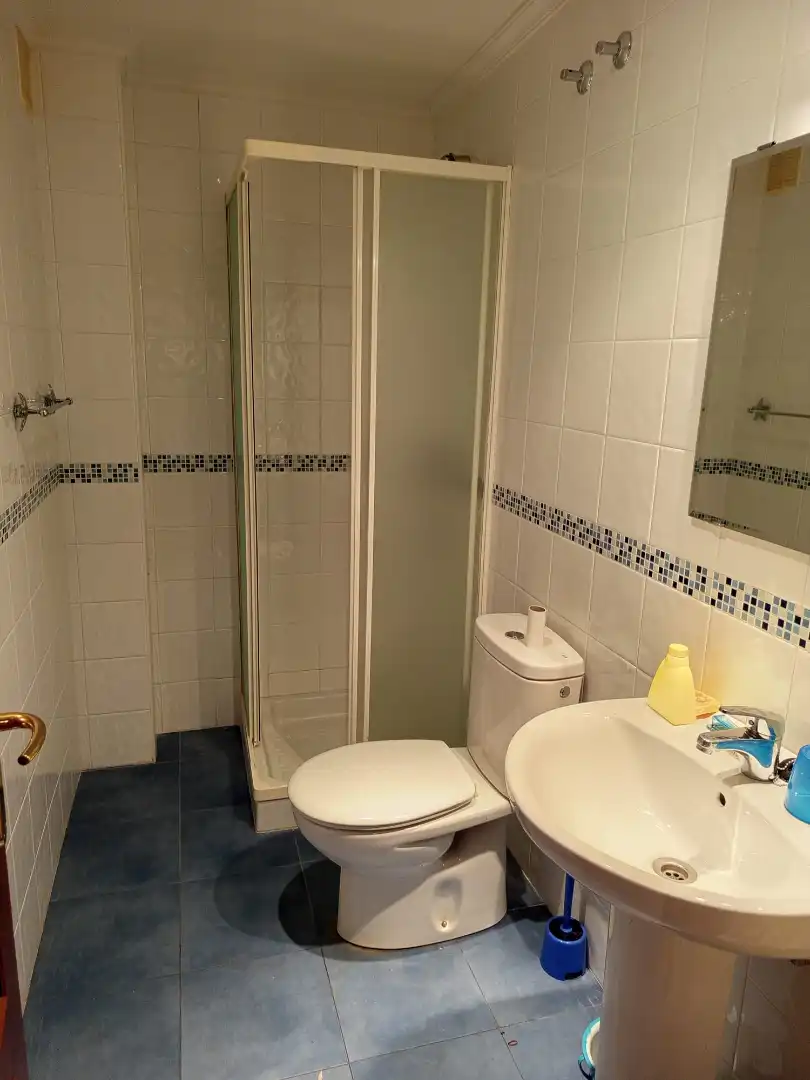 Badezimmer von Wohnung zur Miete in Gijón  mit Heizung, Terrasse und Abstellraum