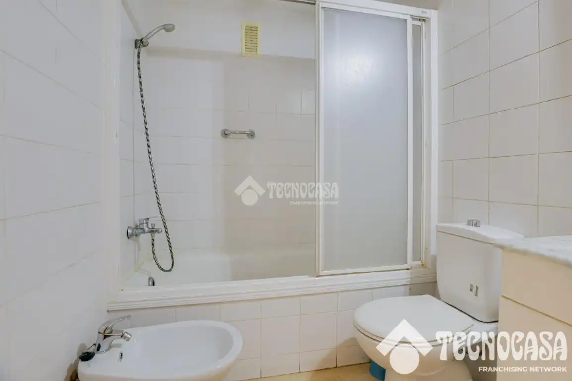 Bany de Pis en venda en Barcelona amb Balcó
