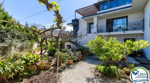 Casa unifamiliar exclusiva con ascensor, jardín y múltiples espacios independientes en Llançà, image 2