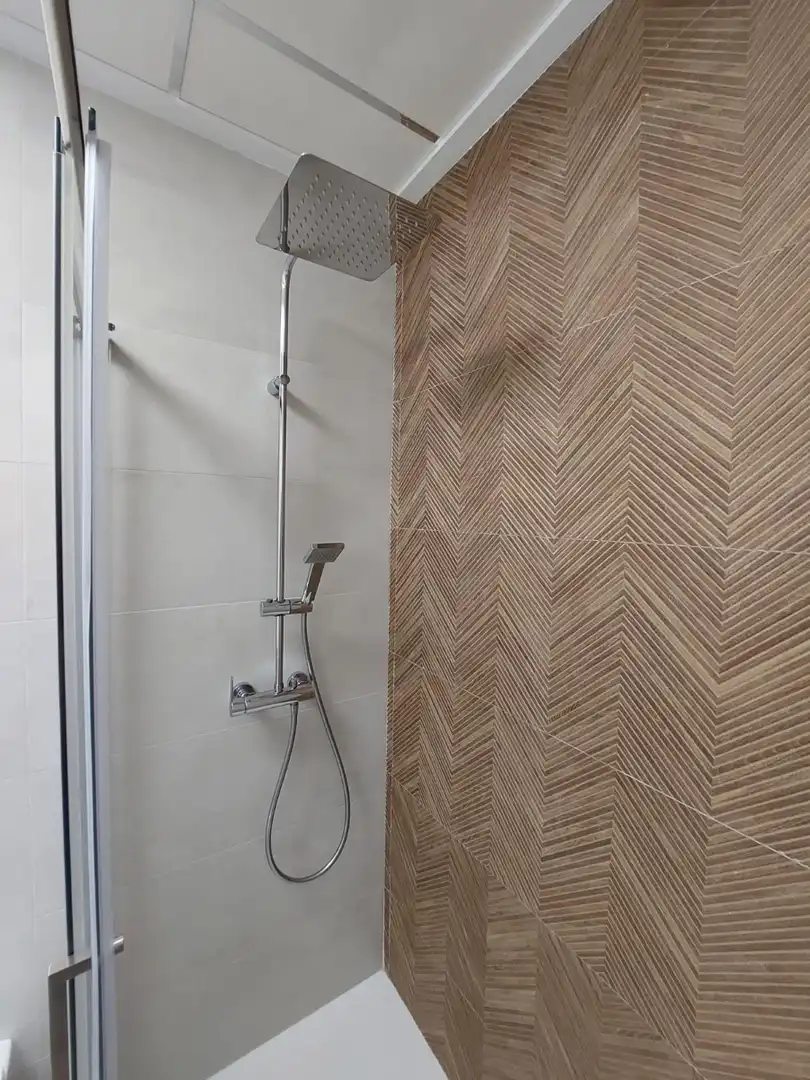 Bany de Apartament de lloguer en Torrevieja amb Aire condicionat, Calefacció i Piscina