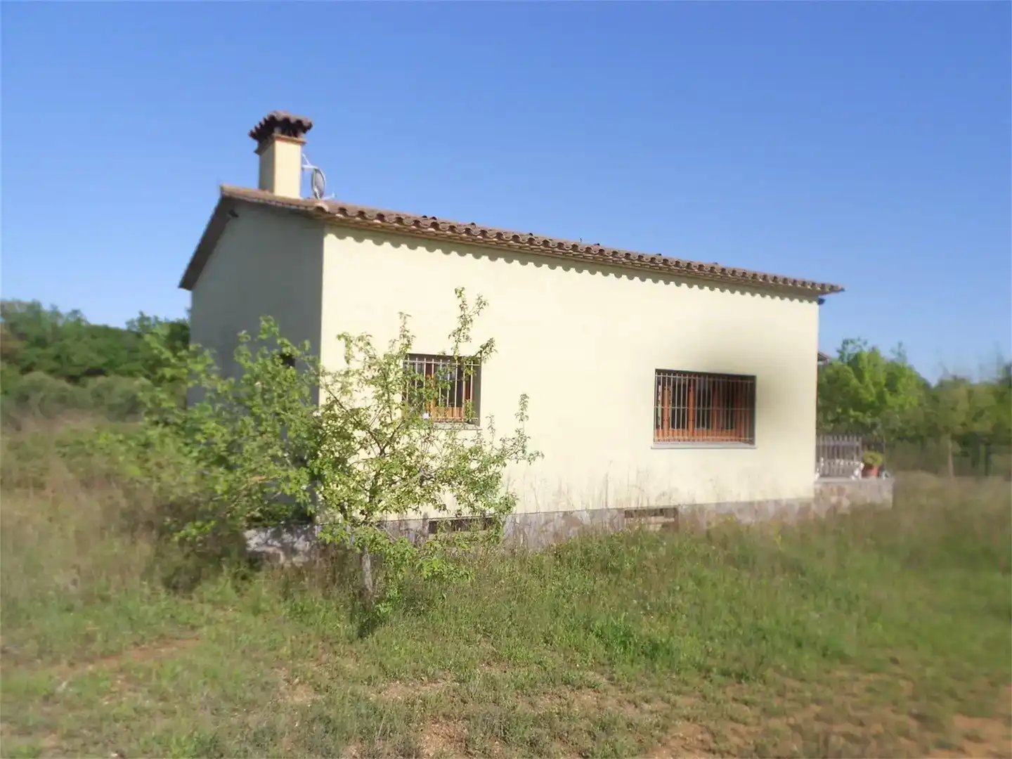 Vista exterior de Finca rústica en venda en Vilobí d'Onyar amb Balcó