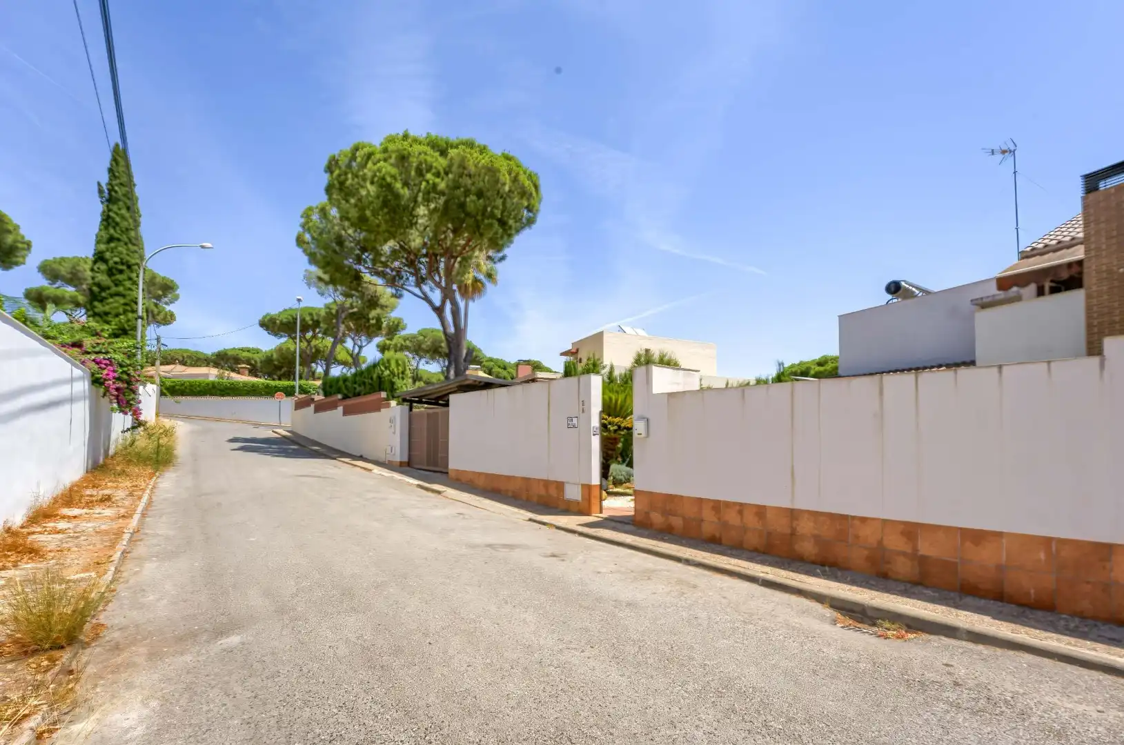 Vista exterior de Casa o xalet en venda en Alcalá de Guadaira amb Aire condicionat, Calefacció i Jardí privat