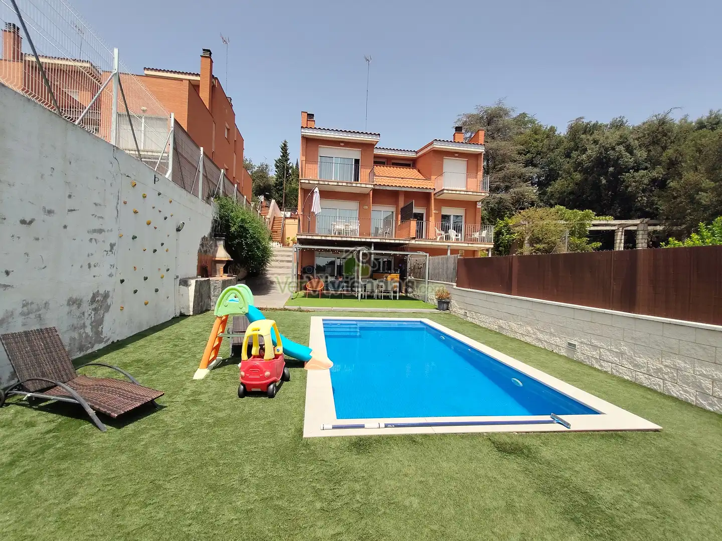 Piscina de Casa adosada en venda en Castellar del Vallès amb Calefacció, Jardí privat i Terrassa