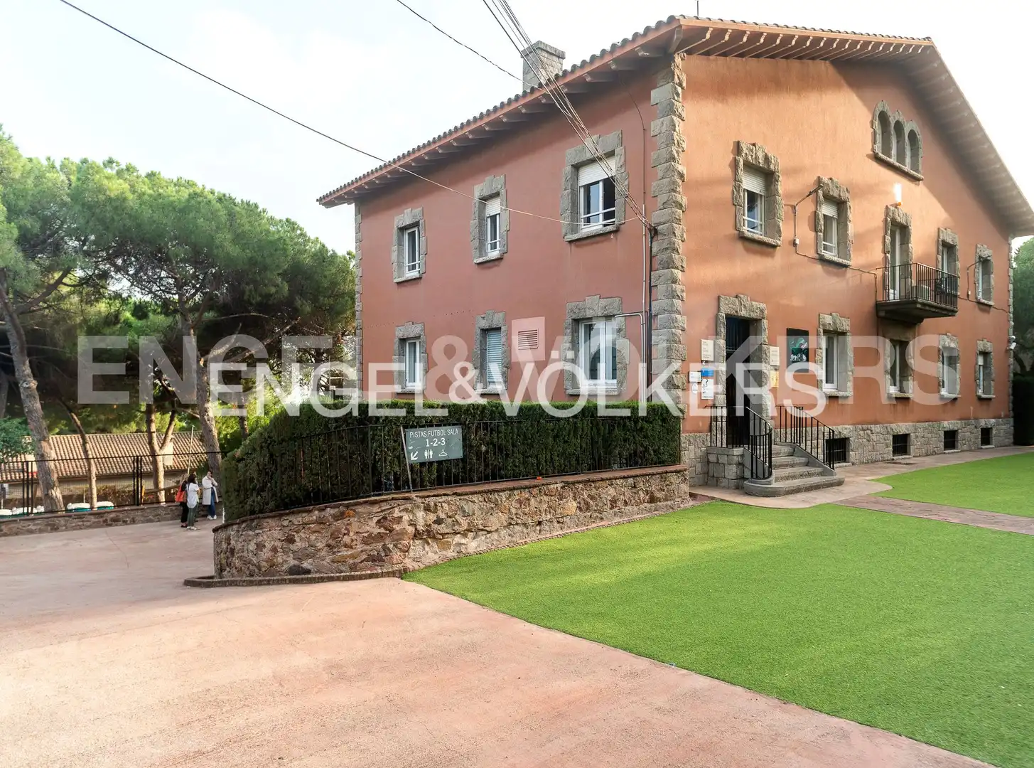 Vista exterior de Casa o xalet en venda en Barcelona amb Calefacció, Jardí privat i Terrassa
