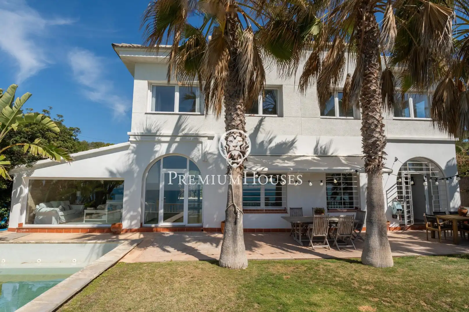 Exterior view of Houses for sale in Vilanova i la Geltrú  with Air Conditioner, Heating and Private garden