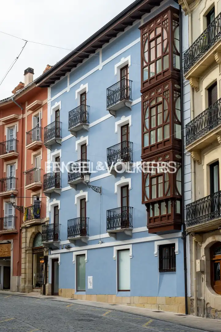 Vista exterior de Dúplex en venda en Irun  amb Calefacció, Parquet i Balcó
