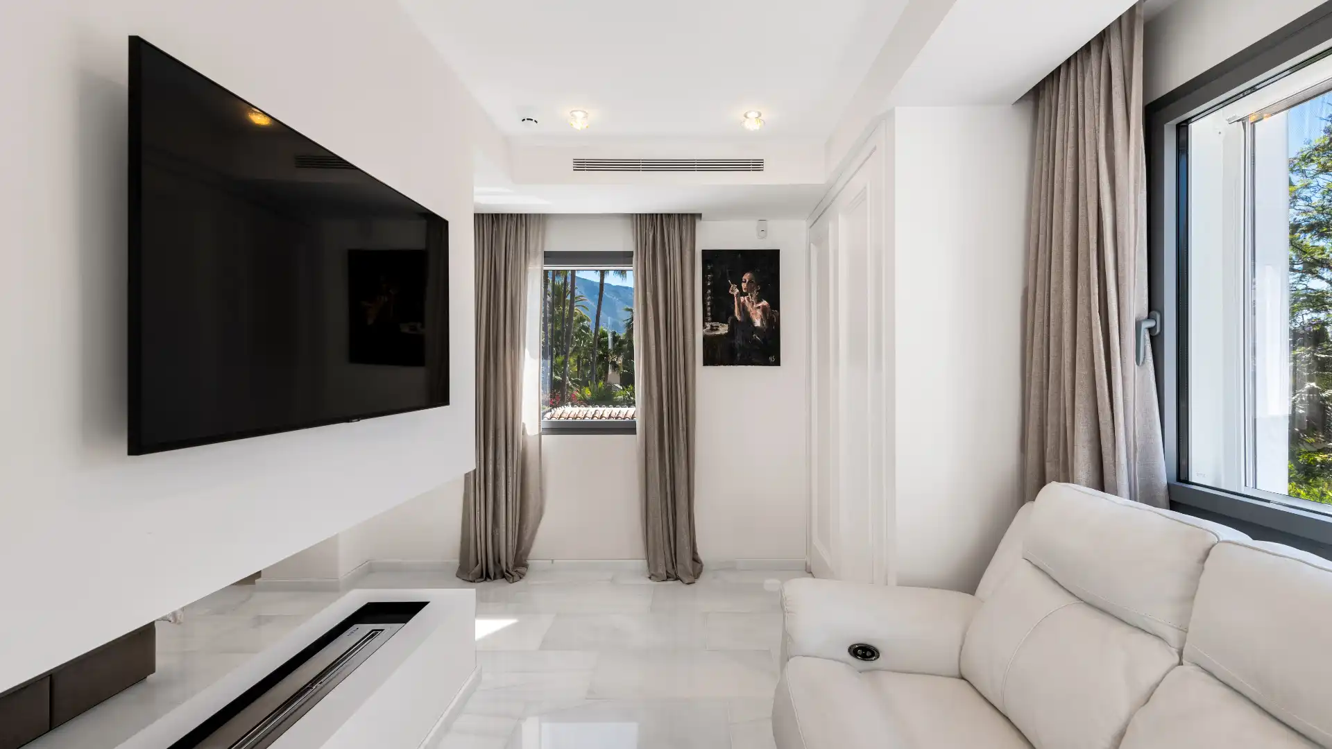 Sala de estar de Casa o chalet en venta en Marbella con Aire acondicionado, Jardín privado y Terraza