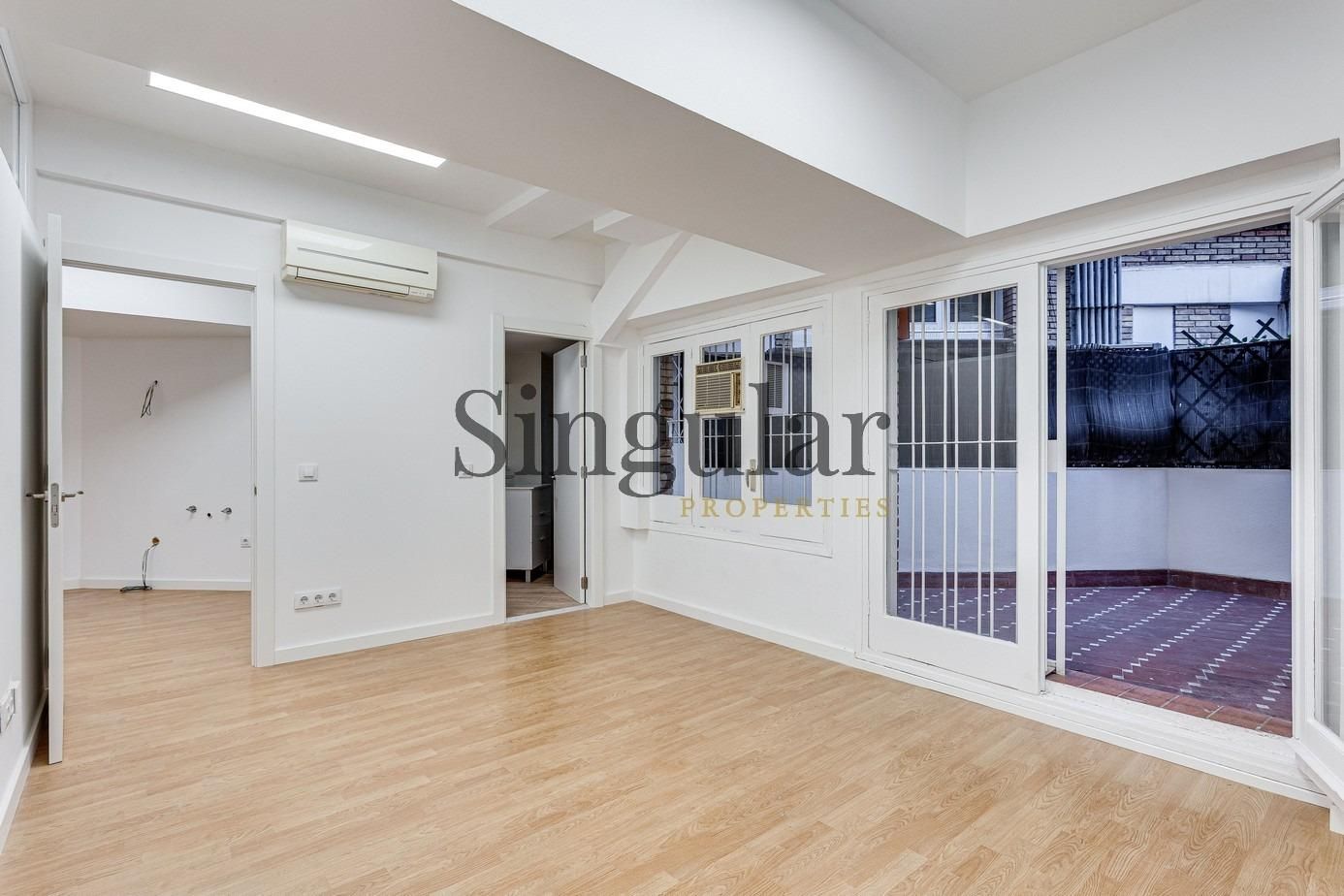 Exterior view of Flat for sale in  Barcelona Capital  with Air Conditioner, Heating and Terrace