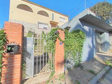Casa amb jardí en venda a Angel Guimera