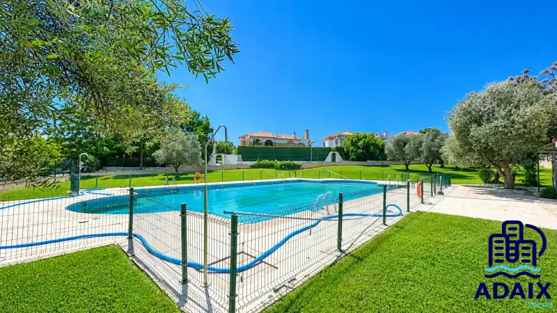 Piscina de Casa o xalet en venda en Bargas amb Calefacció, Terrassa i Moblat